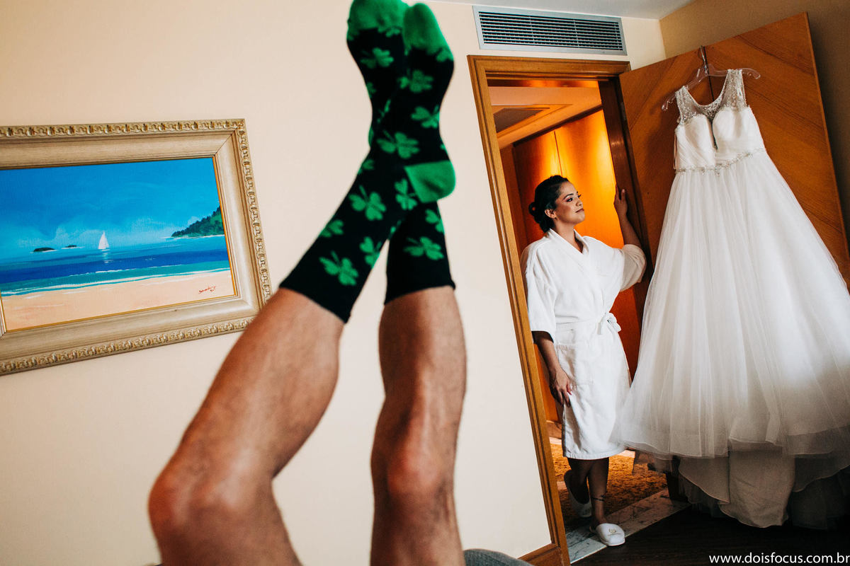 vestido da noiva -Making of da noiva - maquiando a noiva -Casamento  -  Fotógrafo de casamento - fotógrafo rj - buquê da noiva iluminado