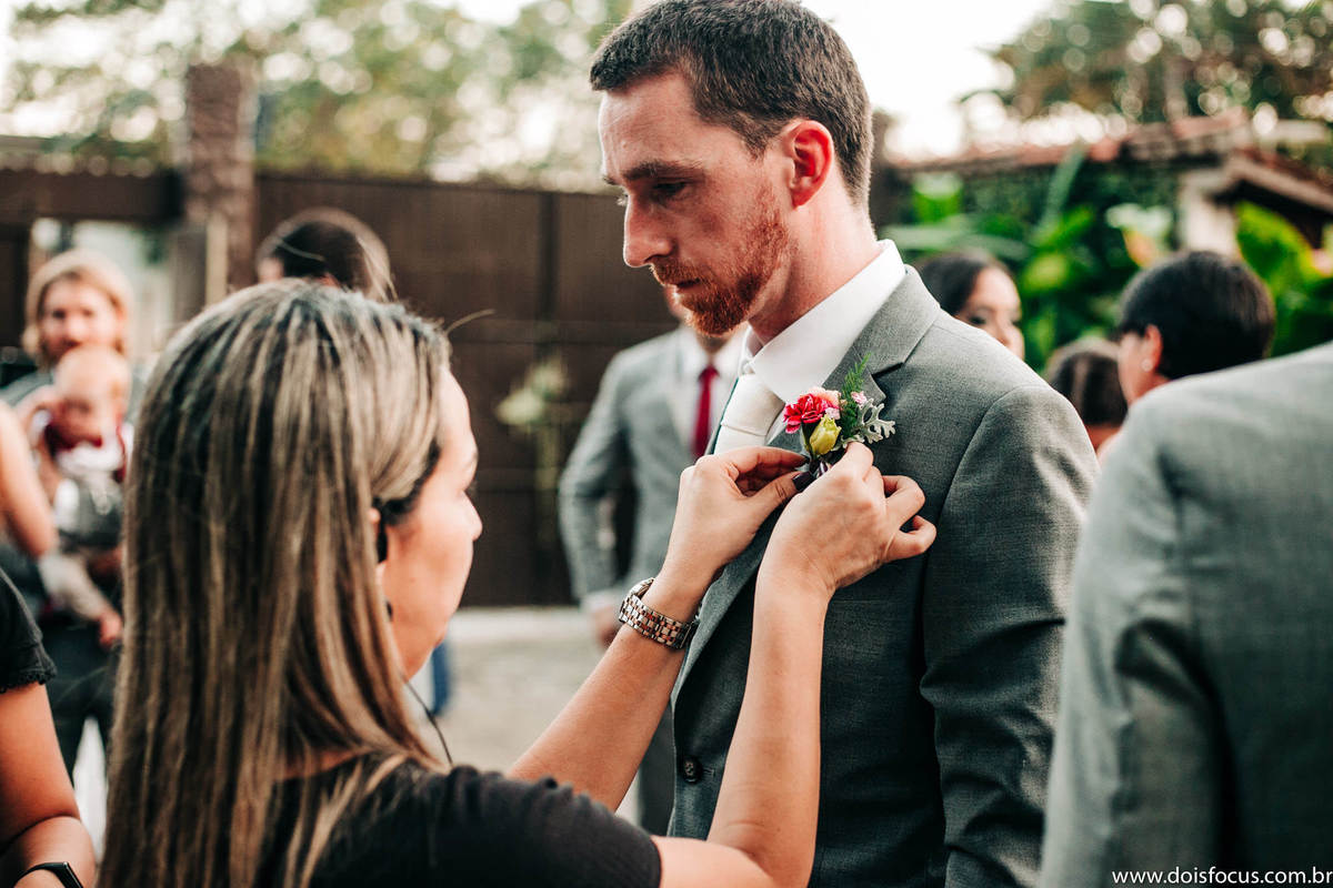 cerimonialista  colocando a flor na lapela do noivo - Cerimônia de casamento -Espaço Deon - decoração de casamento  -Casamento  -  Fotógrafo de casamento - fotógrafo rj - 