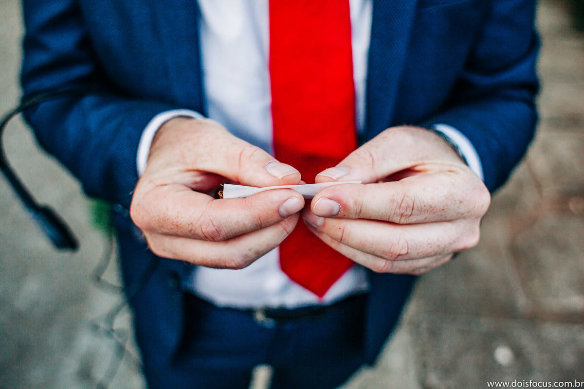 padrinho enrolando cigarro de palhaCerimônia de casamento -Espaço Deon - decoração de casamento  -Casamento  -  Fotógrafo de casamento - fotógrafo rj - 