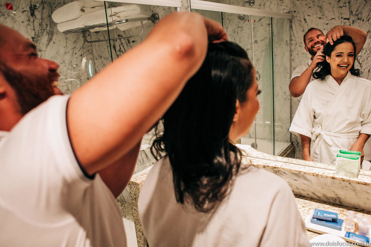 Making of da noiva - maquiando a noiva -Casamento  -  Fotógrafo de casamento - fotógrafo rj - buquê da noiva iluminado