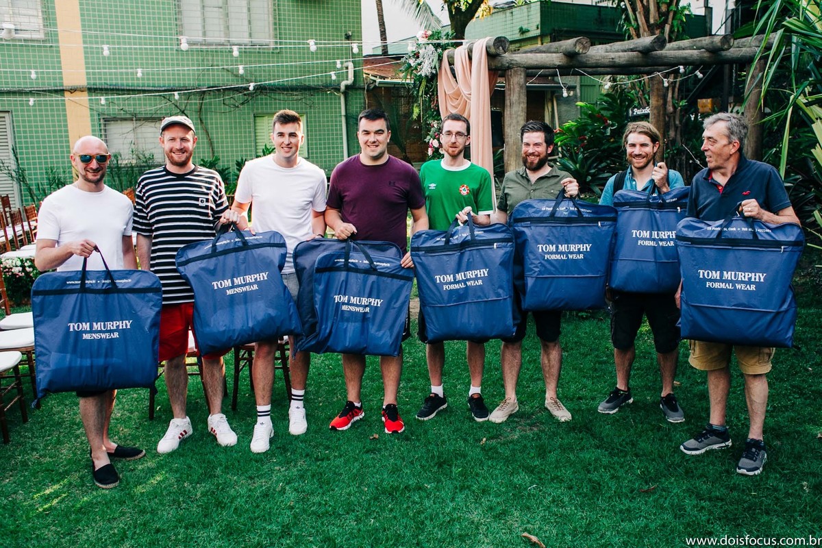 Chegada dos padrinhos - Making of da noivo -Casamento  -  Fotógrafo de casamento - fotógrafo rj - buquê da noiva iluminado