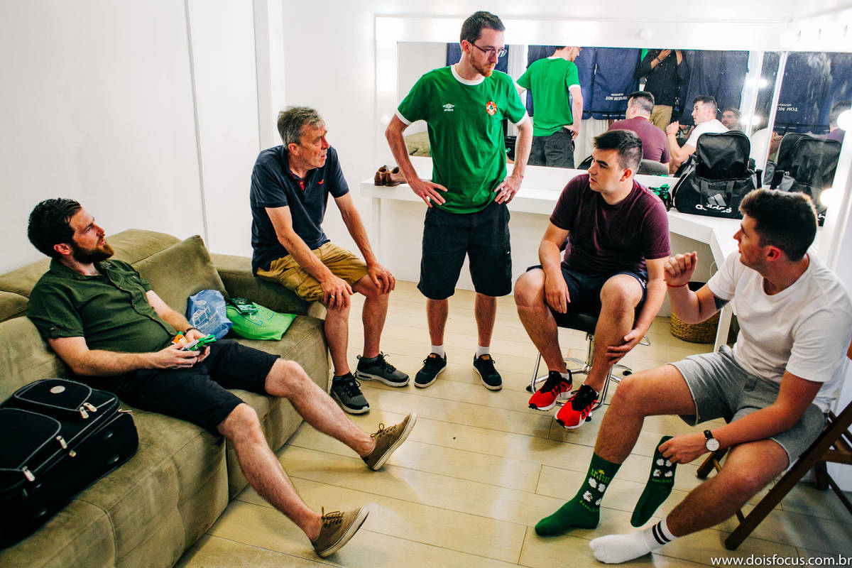 noivo e padrinhos grengos -Making of da noivo -Casamento  -  Fotógrafo de casamento - fotógrafo rj - buquê da noiva iluminado