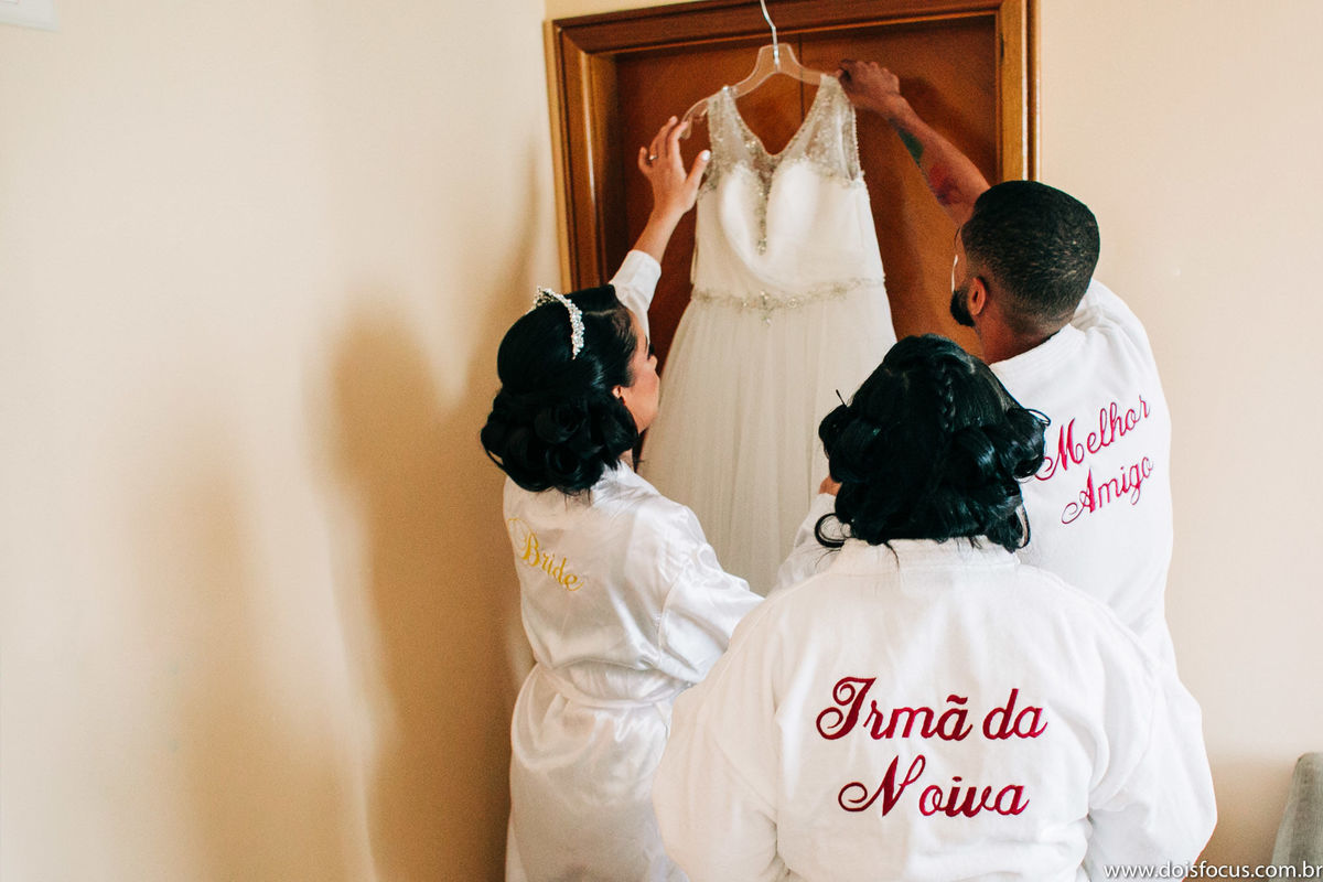 Making of da noiva - maquiando a noiva -Casamento  -  Fotógrafo de casamento - fotógrafo rj - buquê da noiva iluminado