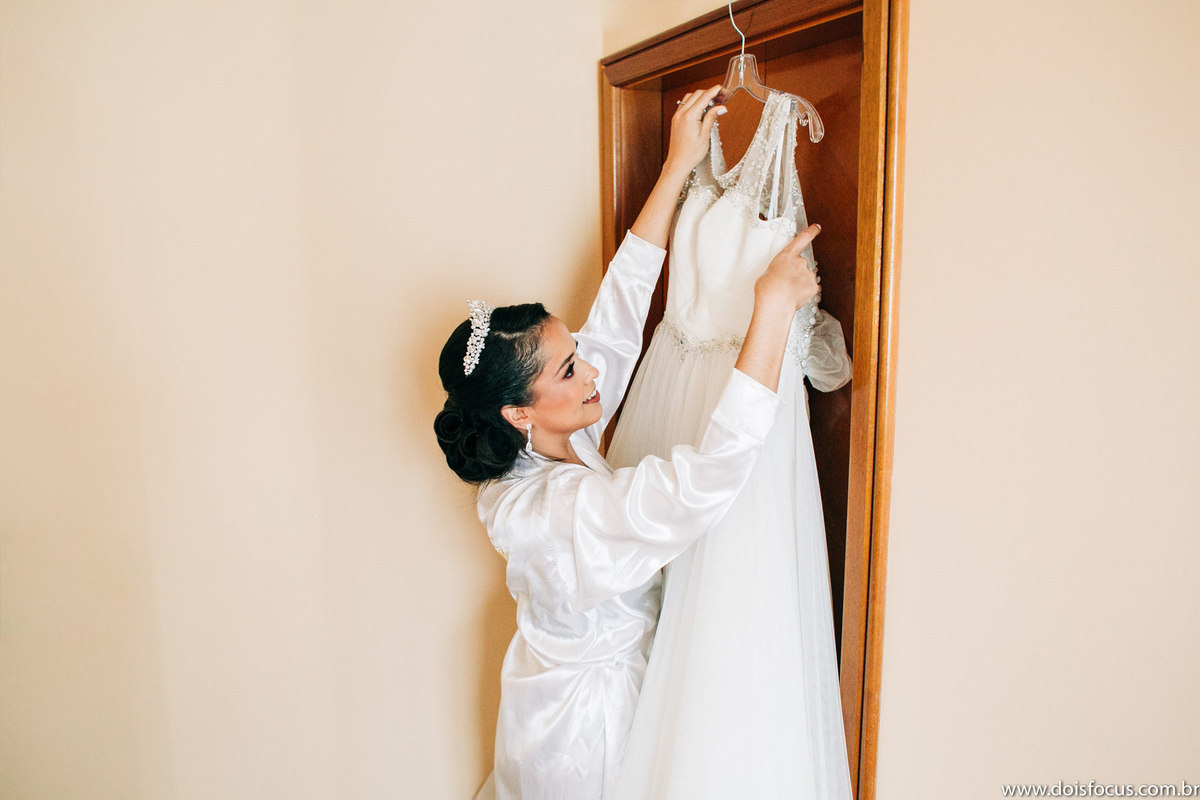 Making of da noiva - maquiando a noiva -Casamento  -  Fotógrafo de casamento - fotógrafo rj - buquê da noiva iluminado