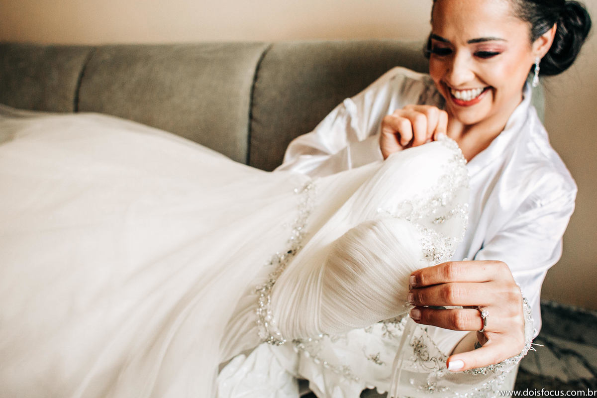 Making of da noiva - maquiando a noiva -Casamento  -  Fotógrafo de casamento - fotógrafo rj - buquê da noiva iluminado