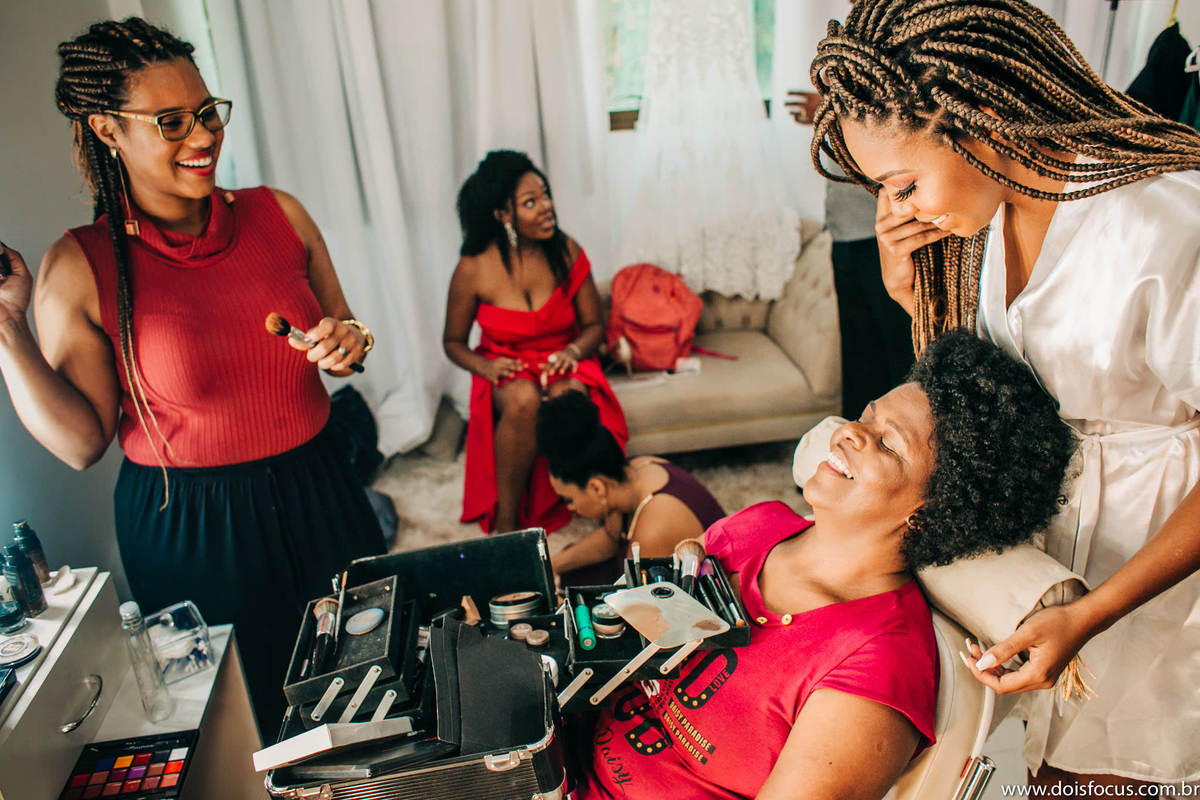 Making of da noiva com amigos e familiares 