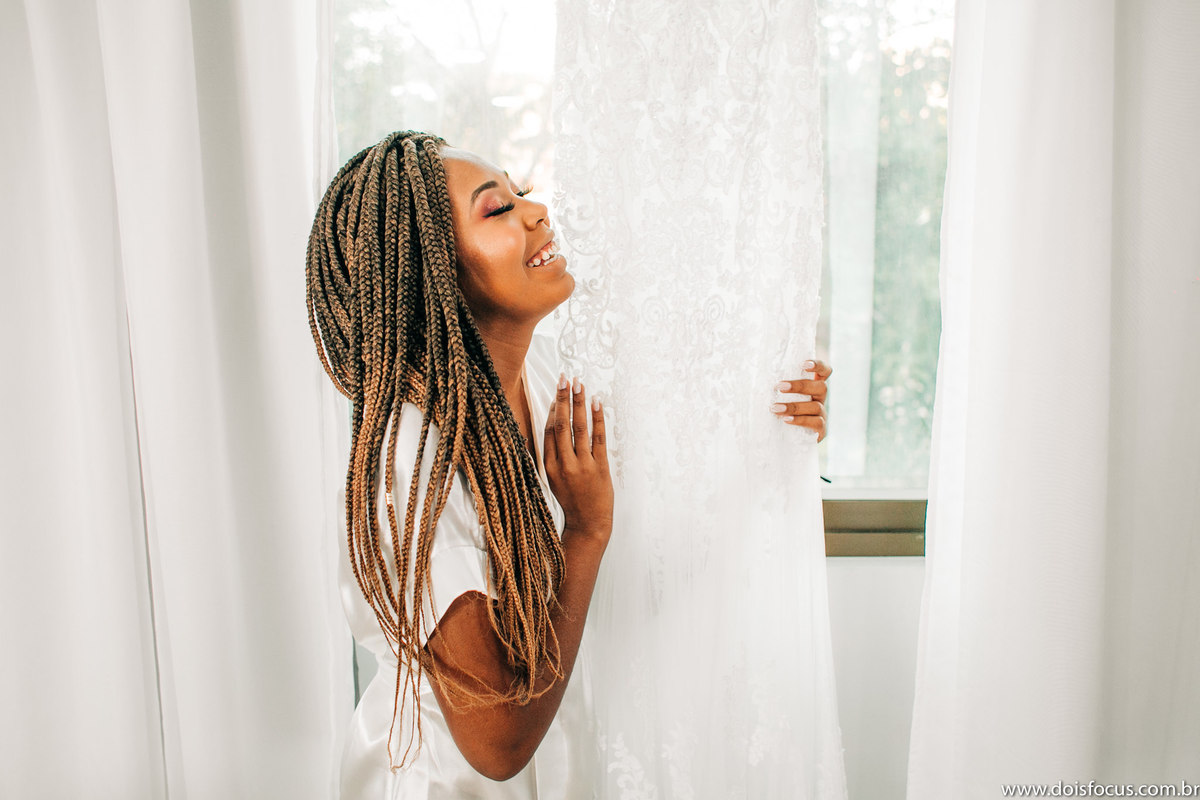 noiva e seu vestido - Making of da noiva com amigos e familiares 