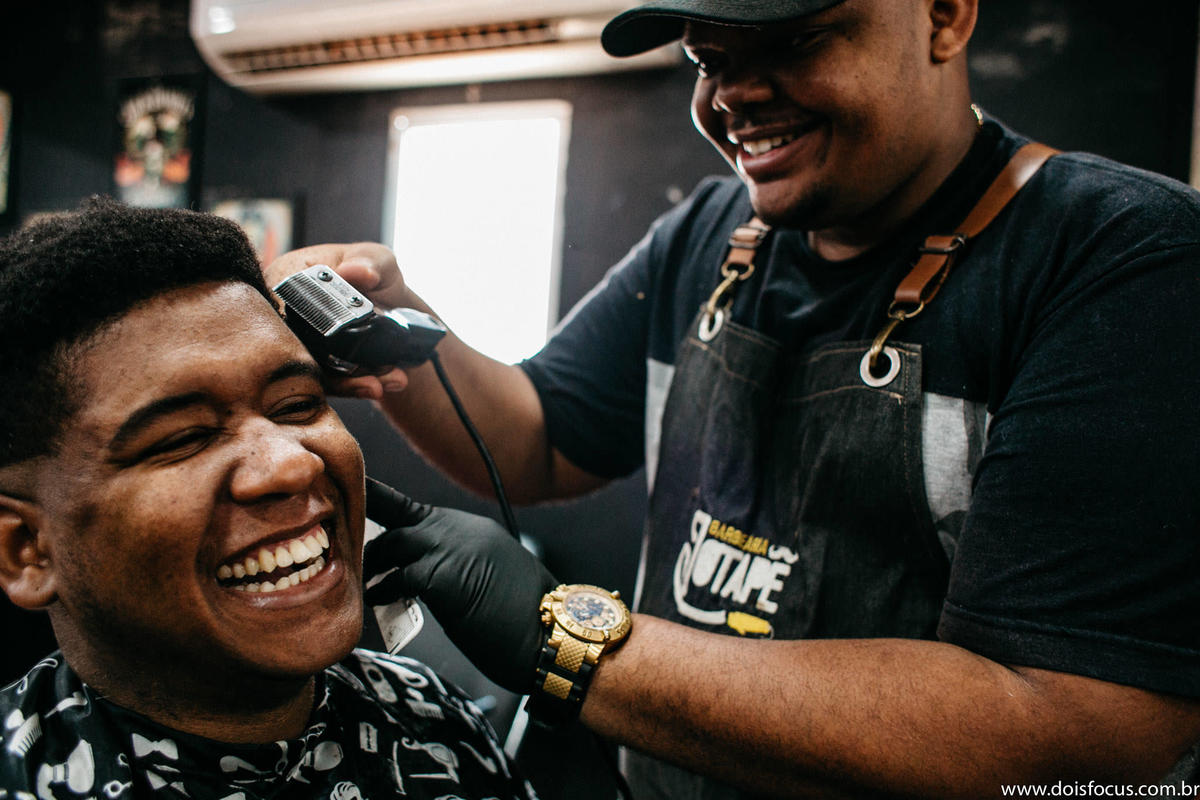 making of do noivo na barbearia com os amigos