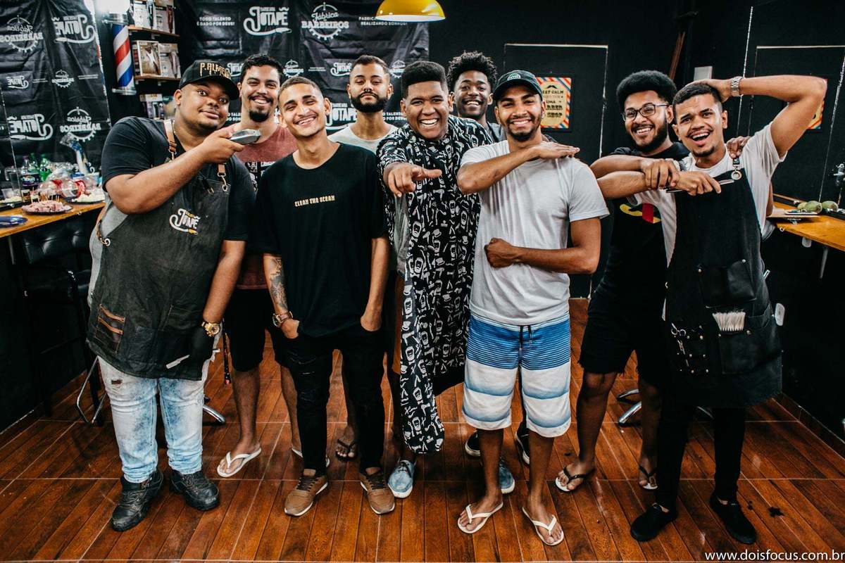 making of do noivo na barbearia com os amigos