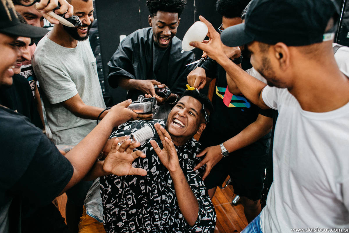 making of do noivo na barbearia com os amigos