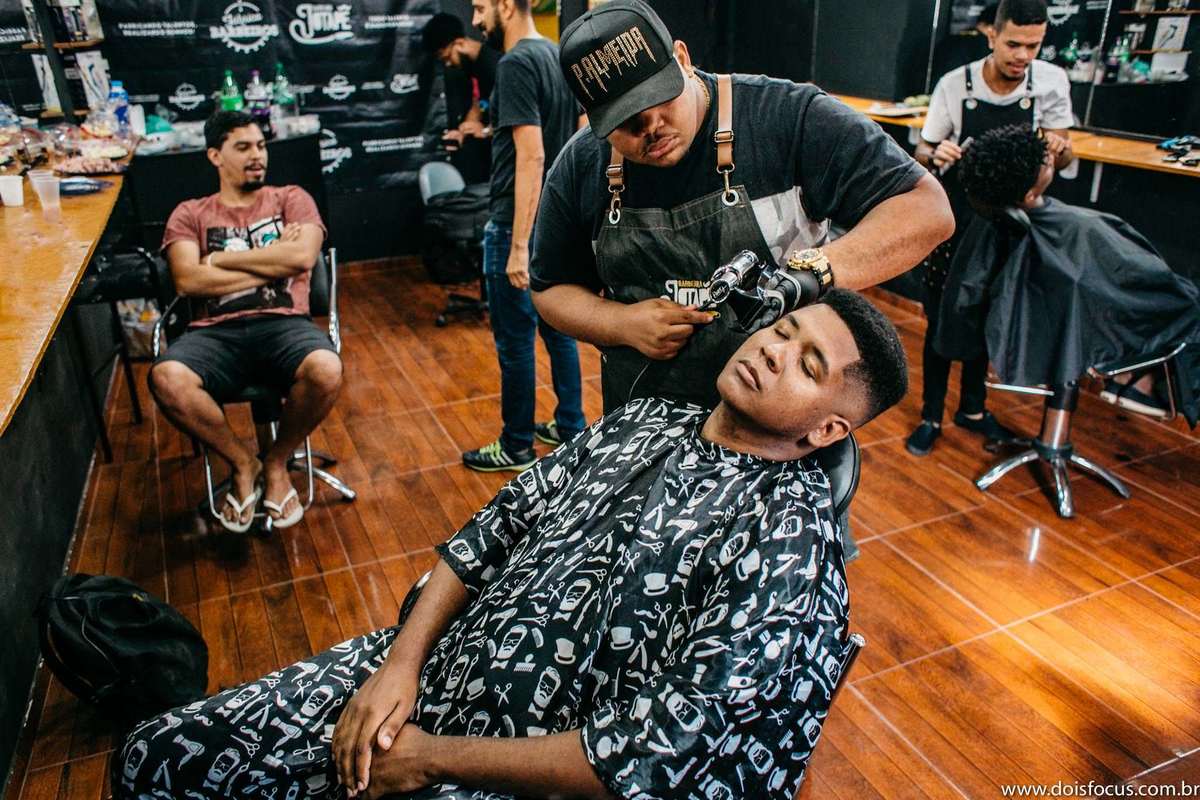 making of do noivo na barbearia com os amigos