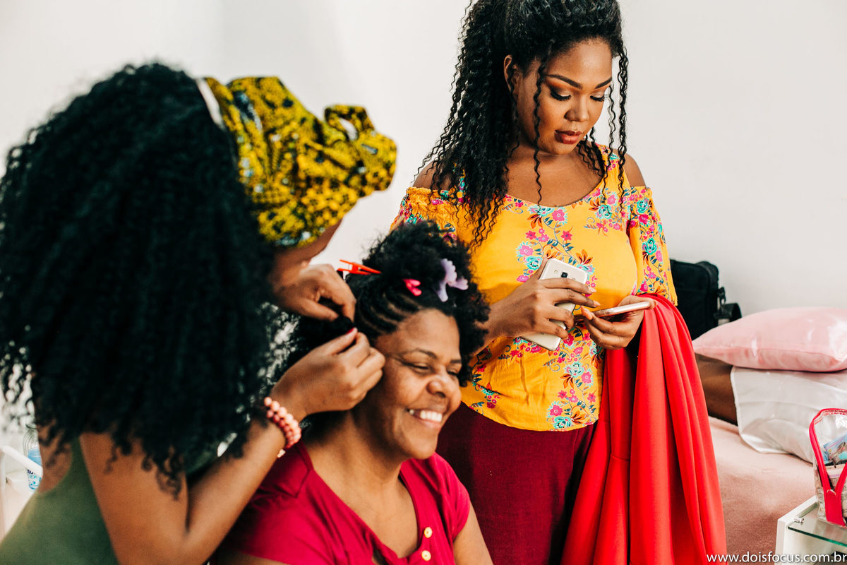 Making of da noiva com amigos e familiares 