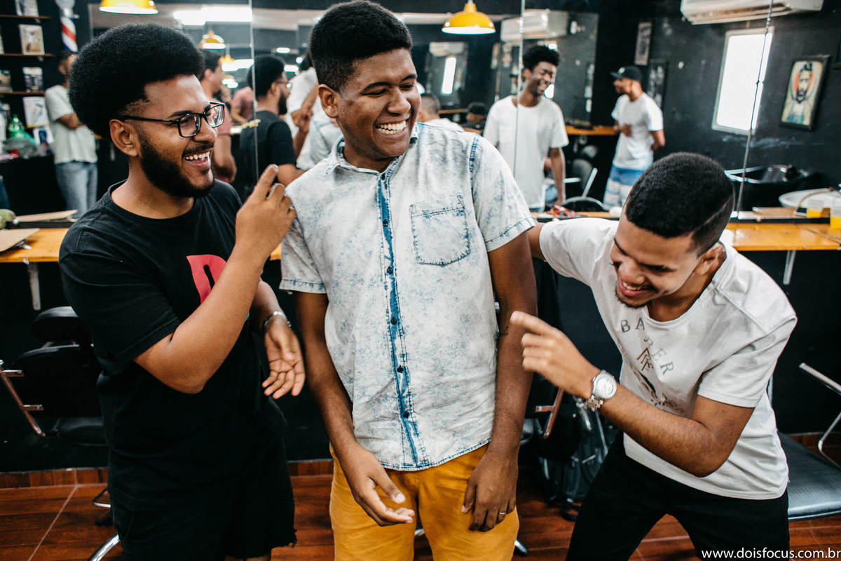 making of do noivo na barbearia com os amigos