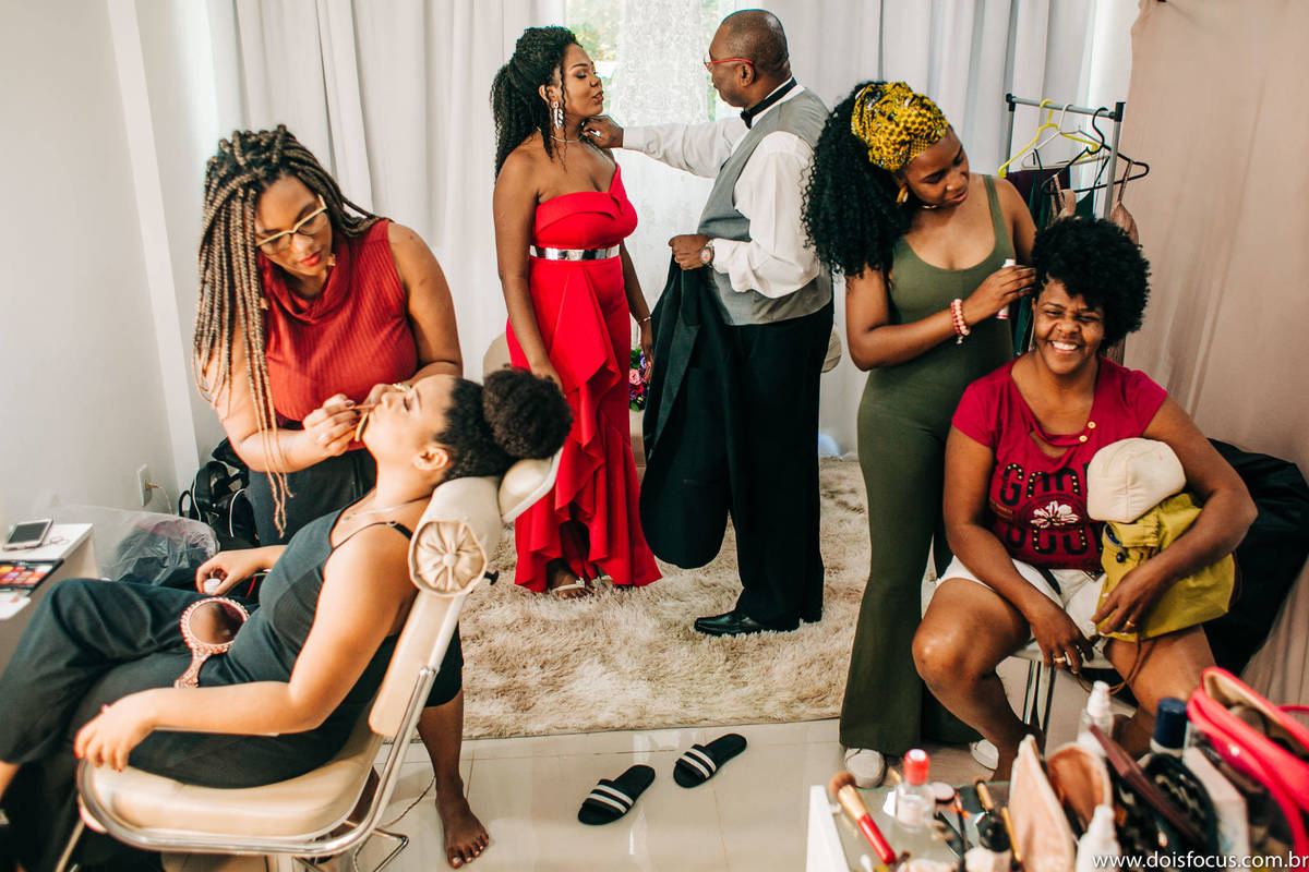Making of da noiva com amigos e familiares 
