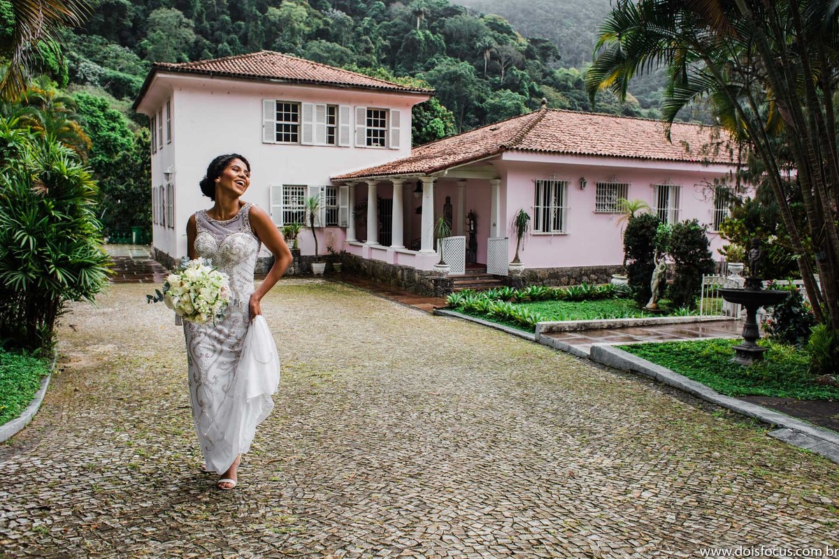 #mansaorosa #noivascariocas #casamento #noivasdobrasil #noivasp #noivario #fotografodecasamento #fotosdecasamento #noivas2020 #noivas2019 #casamentorj #noivasrio #vestidodecasamento #riodejaneiro #lapisdenoiva #vestidodenoiva #penteadosparanoivas 