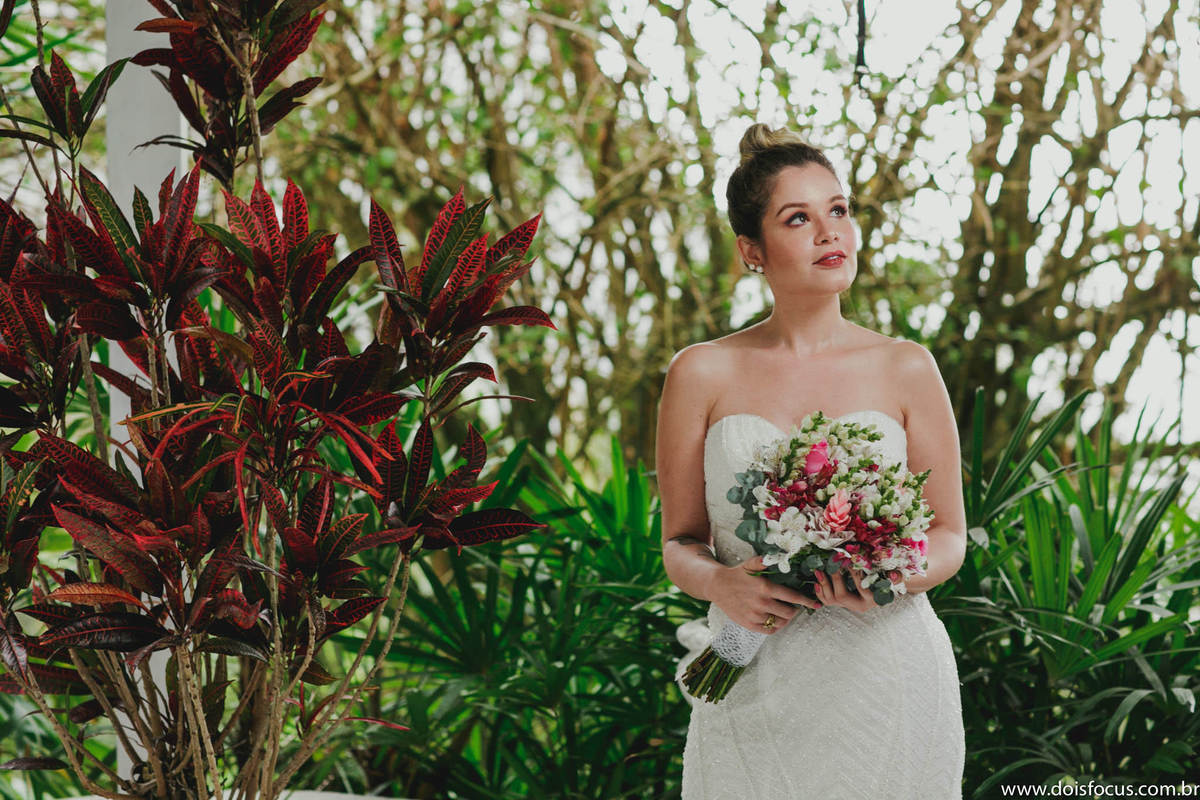 v#mansaorosa #noivascariocas #casamento #noivasdobrasil #noivasp #noivario #fotografodecasamento #fotosdecasamento #noivas2020 #noivas2019 #casamentorj #noivasrio #vestidodecasamento #riodejaneiro #lapisdenoiva #vestidodenoiva #penteadosparanoivas 