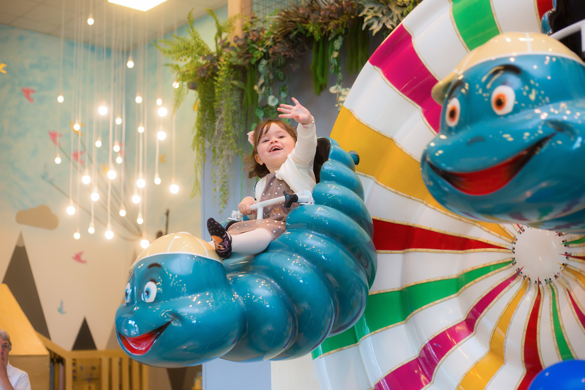 Aniversário, festa, um ano, doces, bexigas, temas, bagunça, criança, 