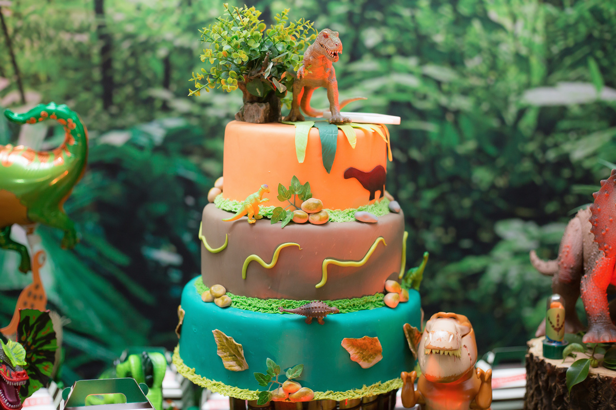 Aniversário, festa, um ano, doces, bexigas, temas, bagunça, criança,