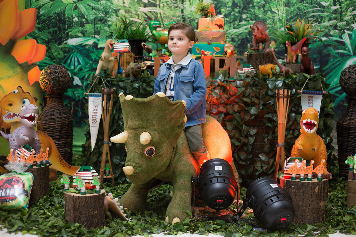 Aniversário, festa, um ano, doces, bexigas, temas, bagunça, criança,