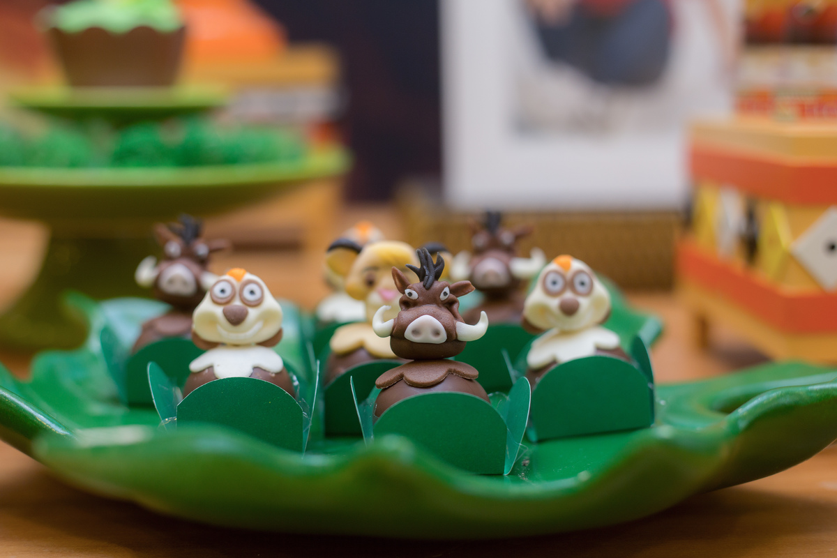 Aniversário, festa, um ano, doces, bexigas, temas, bagunça, criança, 