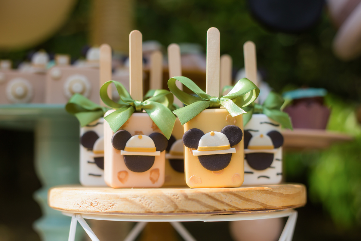 Aniversário, festa, um ano, doces, bexigas, temas, bagunça, criança, 