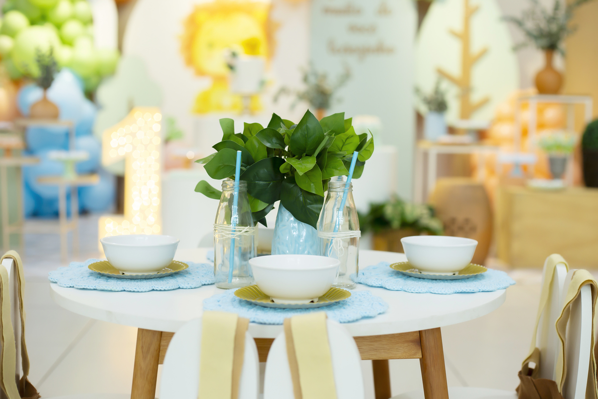 Aniversário, festa, um ano, doces, bexigas, temas, bagunça, criança, 