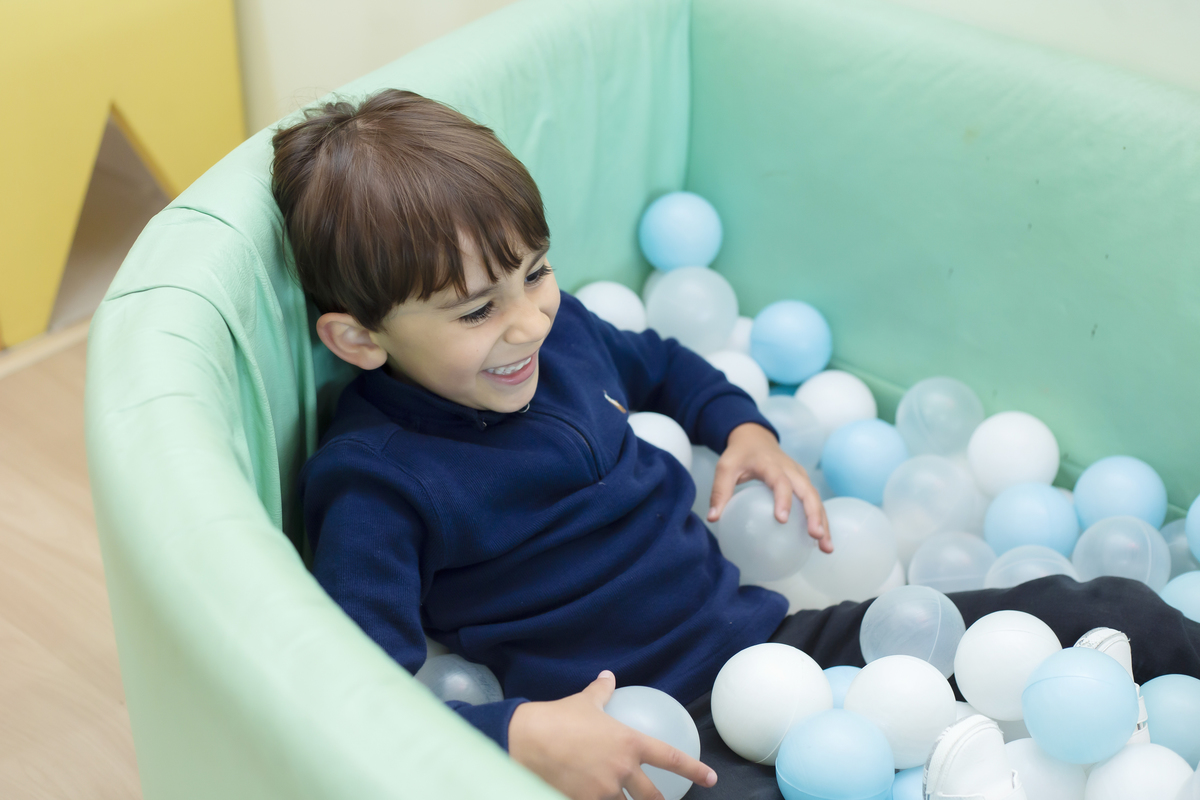 Aniversário, festa, um ano, doces, bexigas, temas, bagunça, criança, 