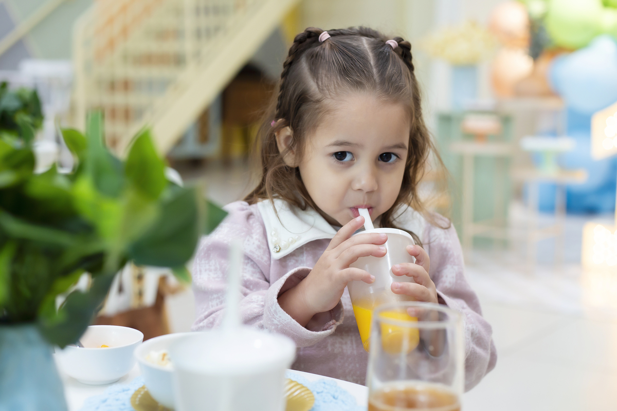 Aniversário, festa, um ano, doces, bexigas, temas, bagunça, criança, 