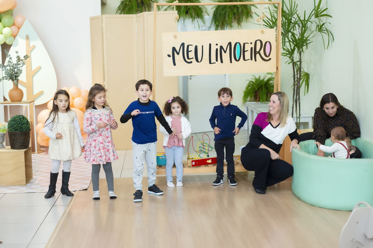 Aniversário, festa, um ano, doces, bexigas, temas, bagunça, criança, 