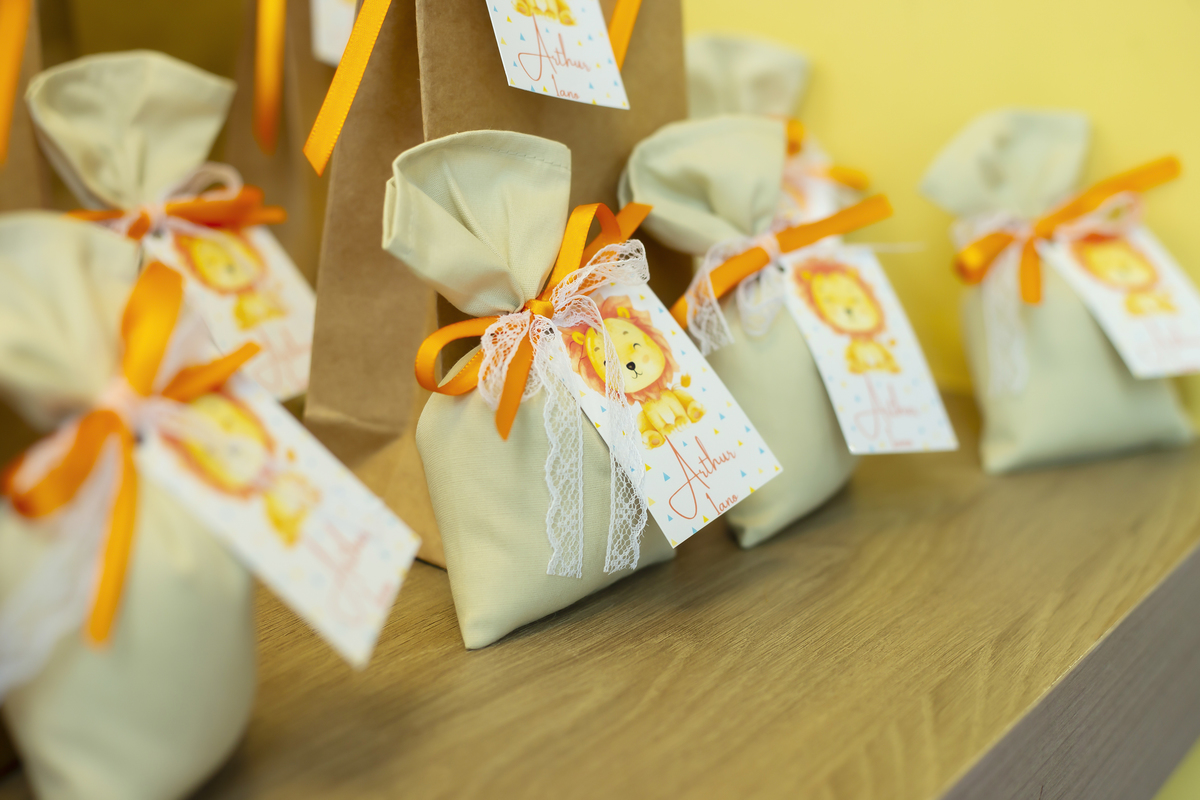 Aniversário, festa, um ano, doces, bexigas, temas, bagunça, criança, 