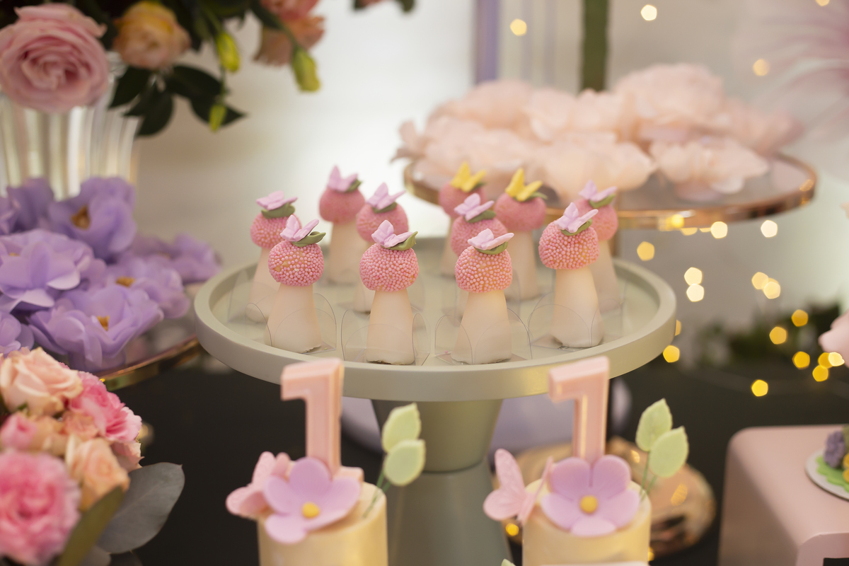 Aniversário, festa, um ano, doces, bexigas, temas, bagunça, criança, 