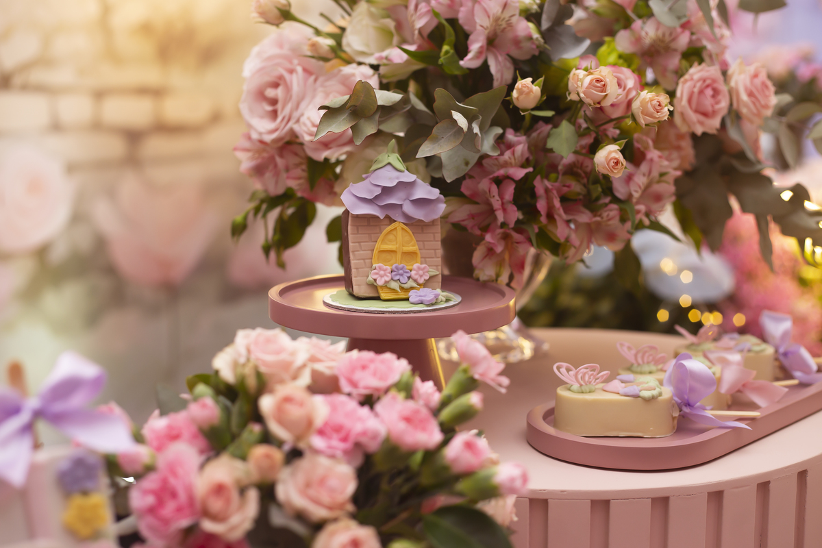 Aniversário, festa, um ano, doces, bexigas, temas, bagunça, criança, 