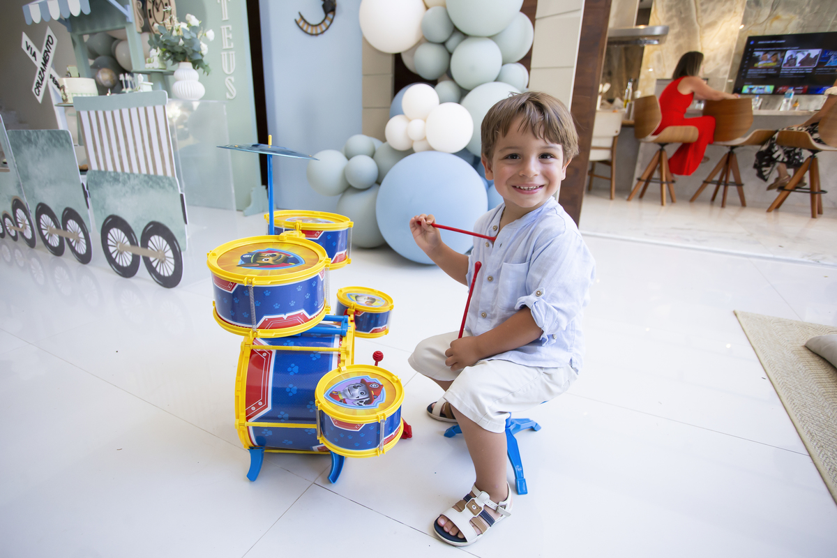 Aniversário, festa, um ano, doces, bexigas, temas, bagunça, criança, brinquedos, buffet infantil. 