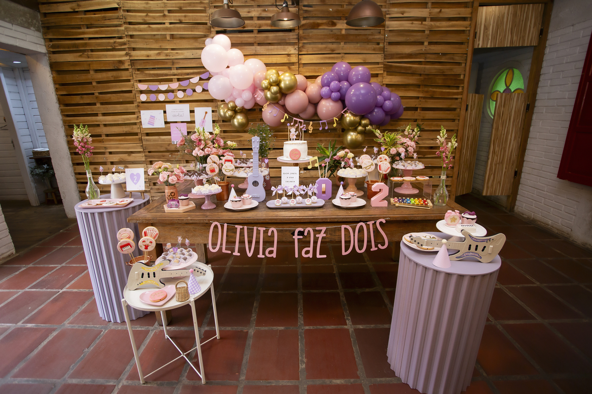 Aniversário, festa, um ano, doces, bexigas, temas, bagunça, criança, brinquedos, buffet infantil. 