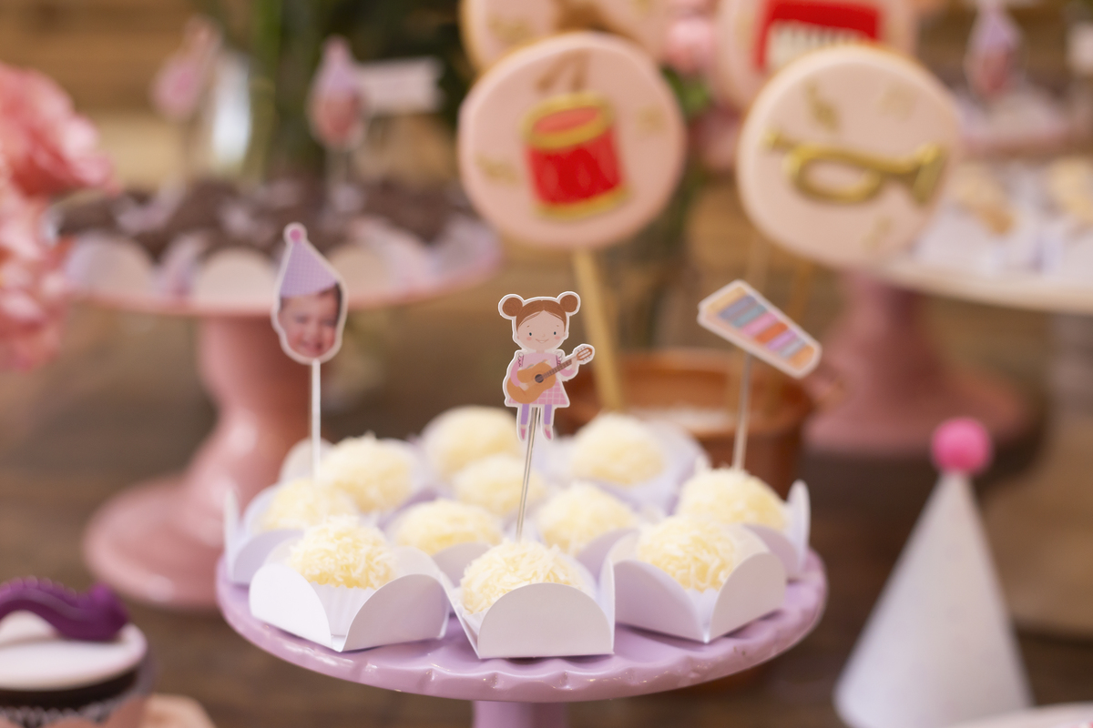 Aniversário, festa, um ano, doces, bexigas, temas, bagunça, criança, brinquedos, buffet infantil. 