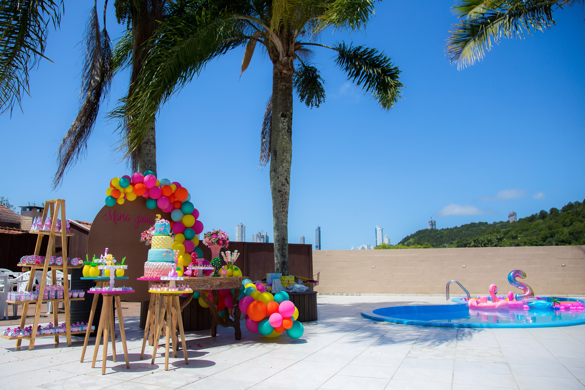 Aniversário, festa, um ano, doces, bexigas, temas, bagunça, criança, brinquedos, buffet infantil. 