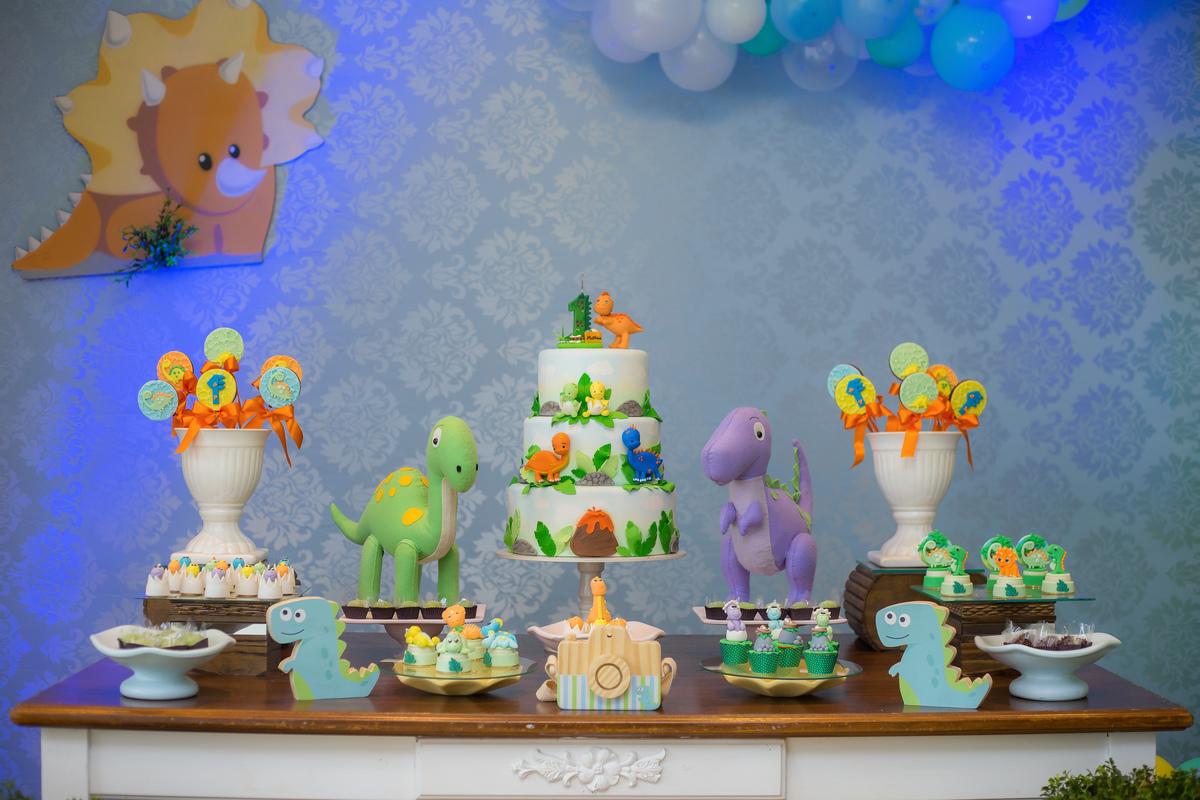 Aniversário, festa, um ano, doces, bexigas, temas, bagunça, criança, brinquedos, buffet infantil. 