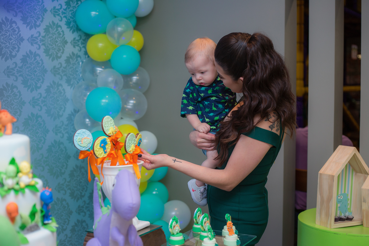 Aniversário, festa, um ano, doces, bexigas, temas, bagunça, criança, brinquedos, buffet infantil. 