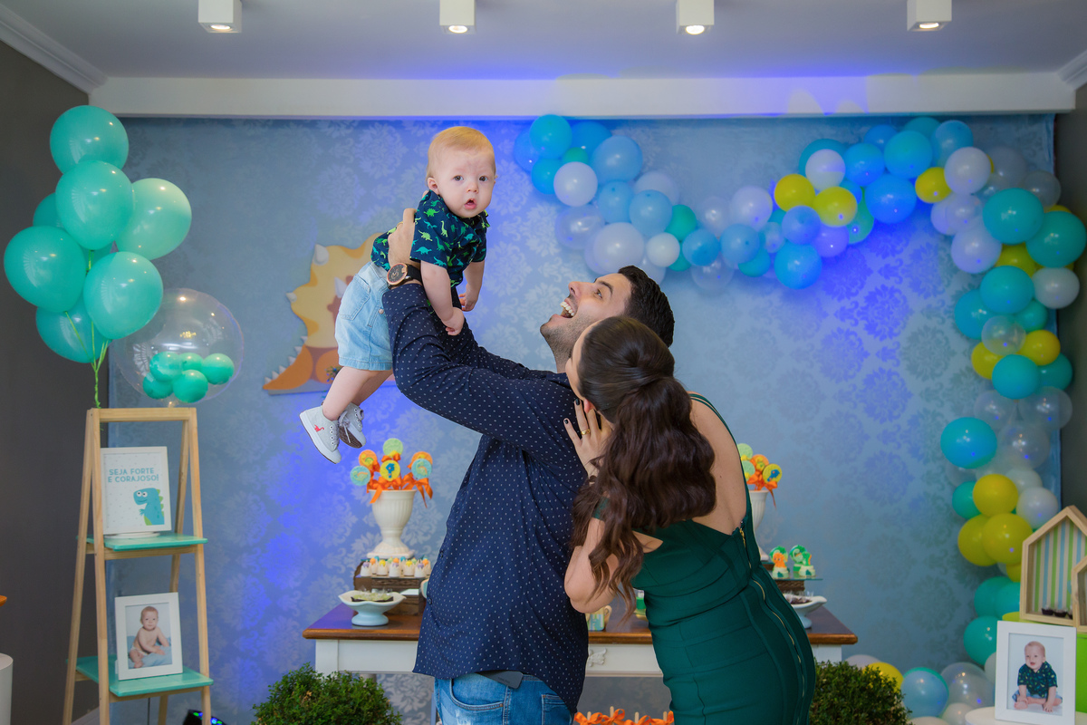 Aniversário, festa, um ano, doces, bexigas, temas, bagunça, criança, brinquedos, buffet infantil. 