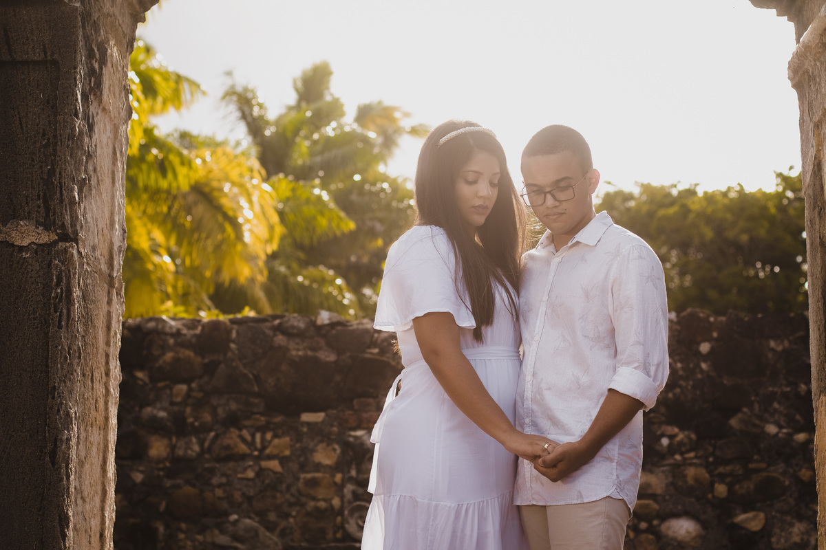 ensaio pré wedding, casal olhando para as mãos.