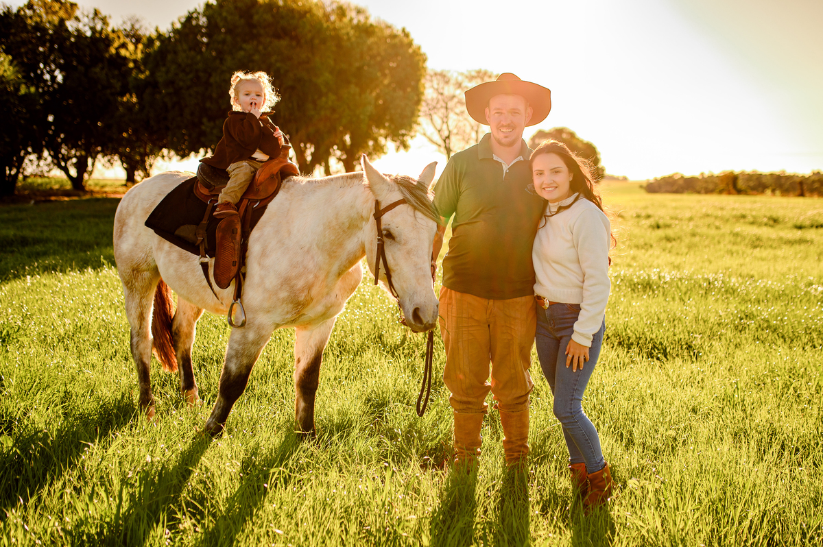 ensaio infantil campo lavoura por do sol 2 anos nao me toque bruna e welison