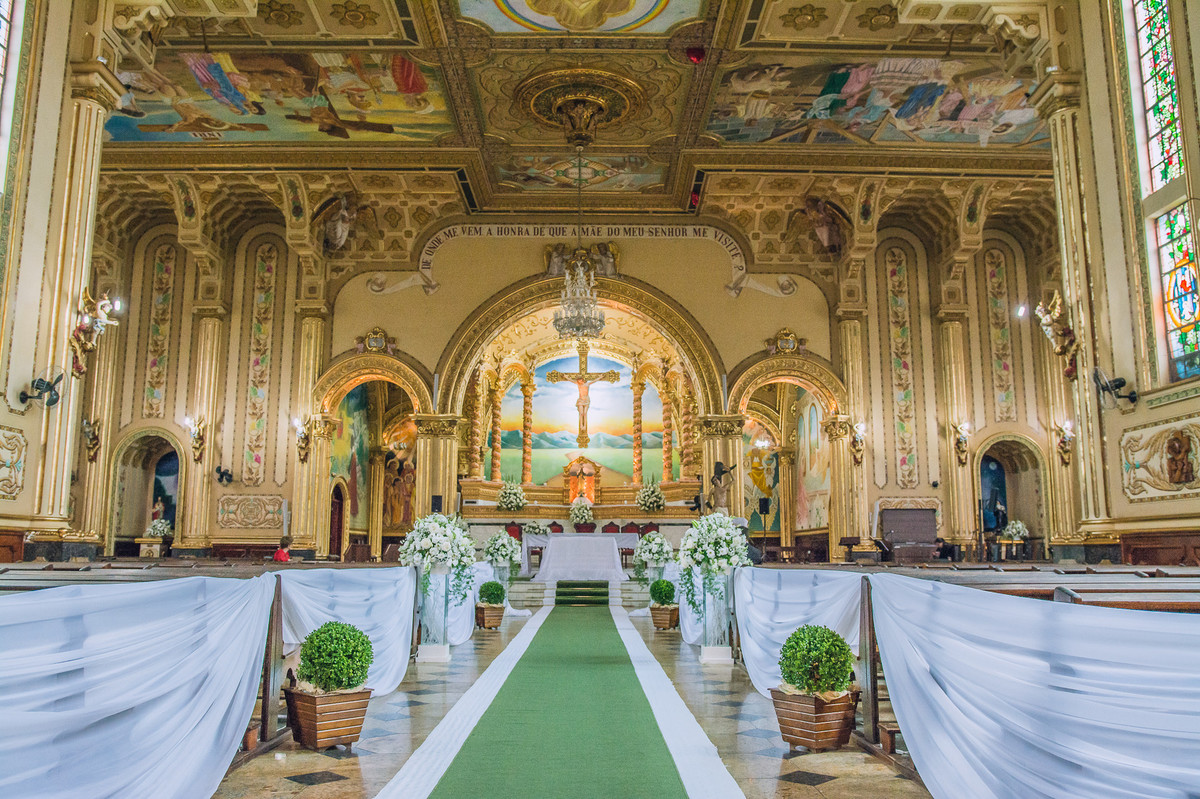 Decoração de casamento na Igreja São Sebastião em Louveira, SP