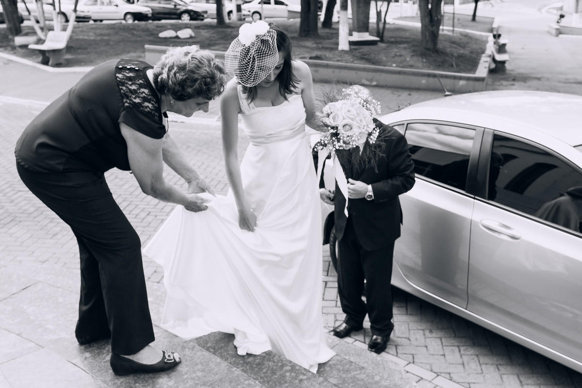 Cerimonialista auxiliando na entrada da noiva na Igreja São Sebastião, Louveira, SP