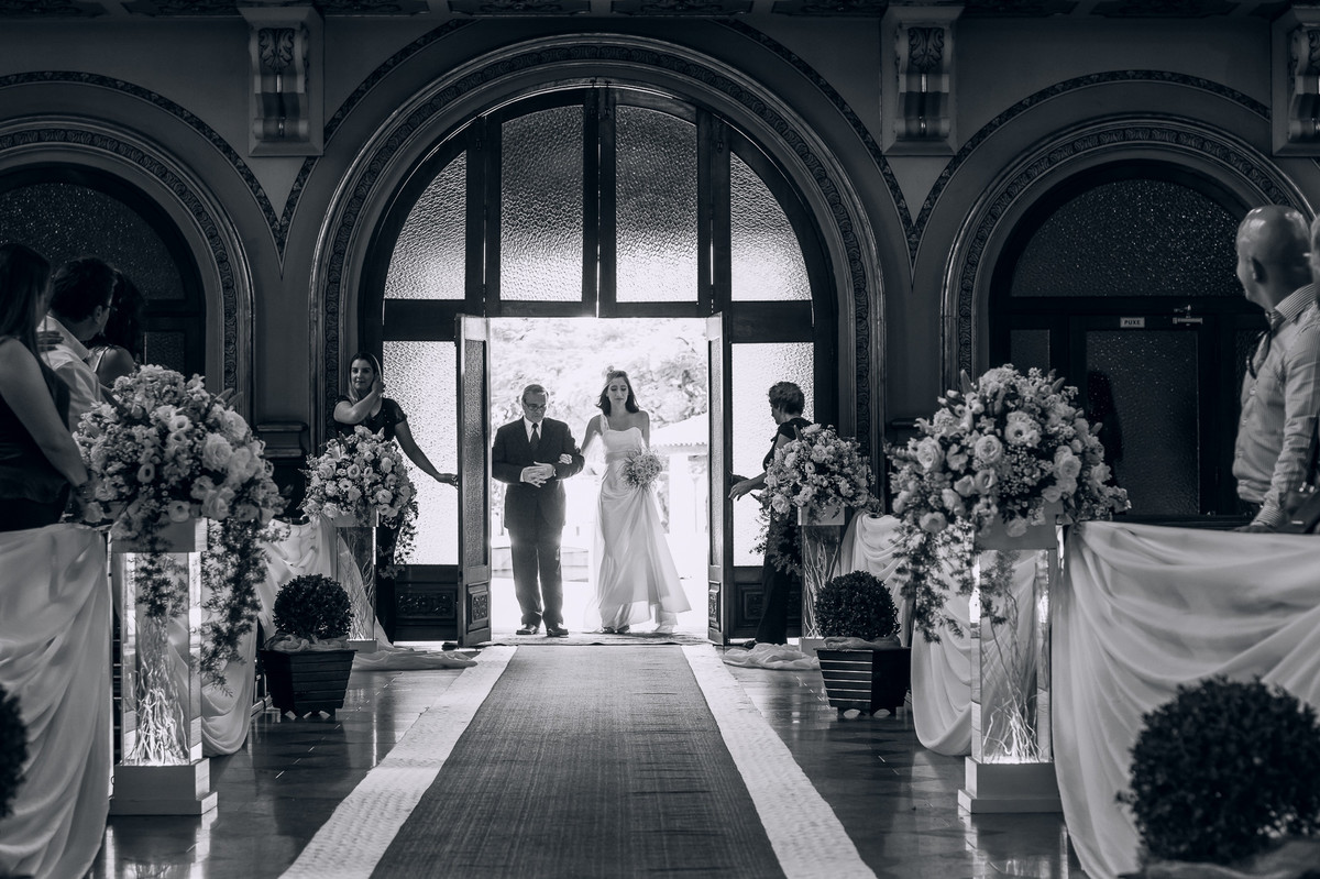 Entrada da noiva durante Casamento na Igreja São Sebastião, Louveira, SP