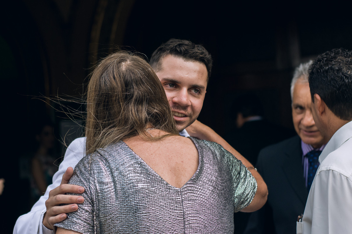 Noivo cumprimentando os convidados