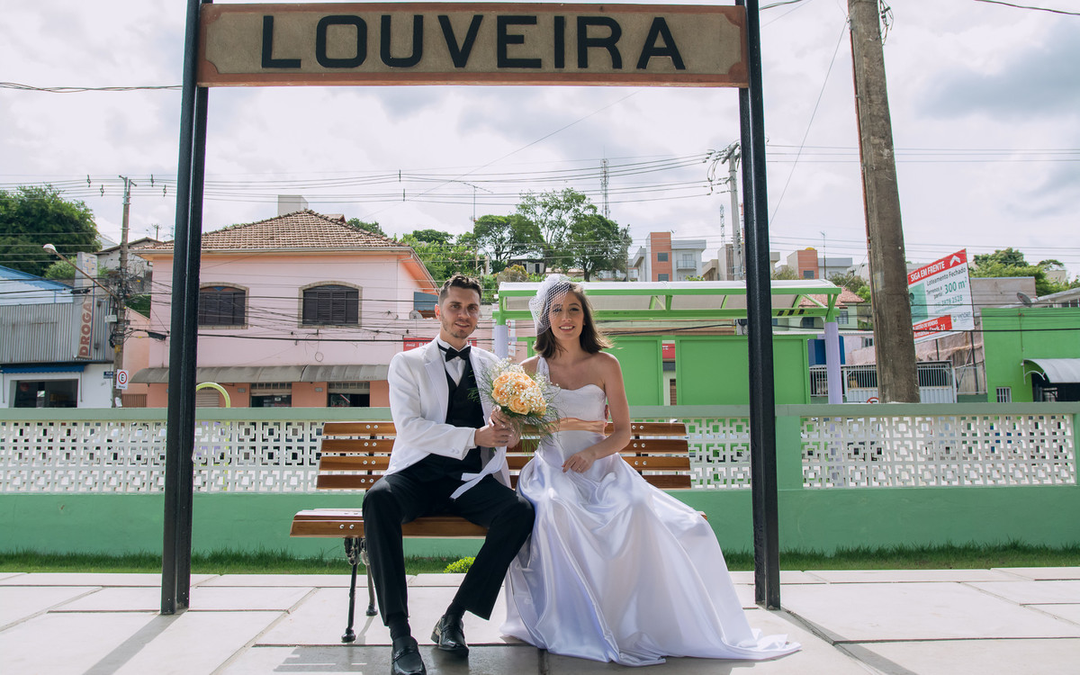 Ensaio pós-casamento realizado na estação de trem em Louveira, SP