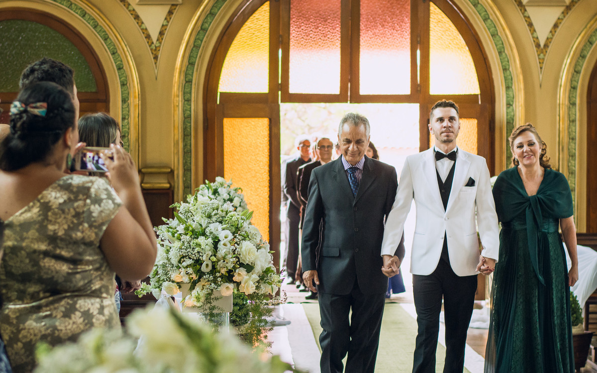 Entrada do noivo na igreja São Sebastião em Louveira, SP