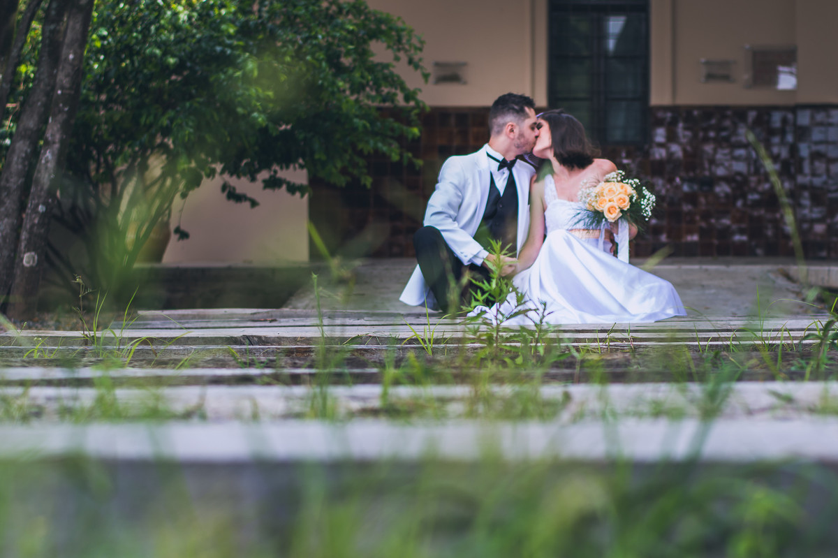 Ensaio pós-casamento realizado na estação de trem em Louveira, SP