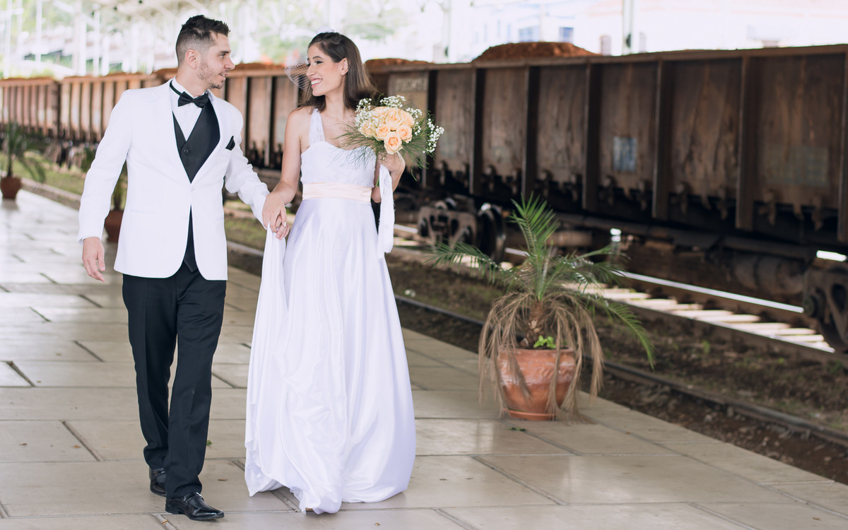 Ensaio pós-casamento realizado na estação de trem em Louveira, SP