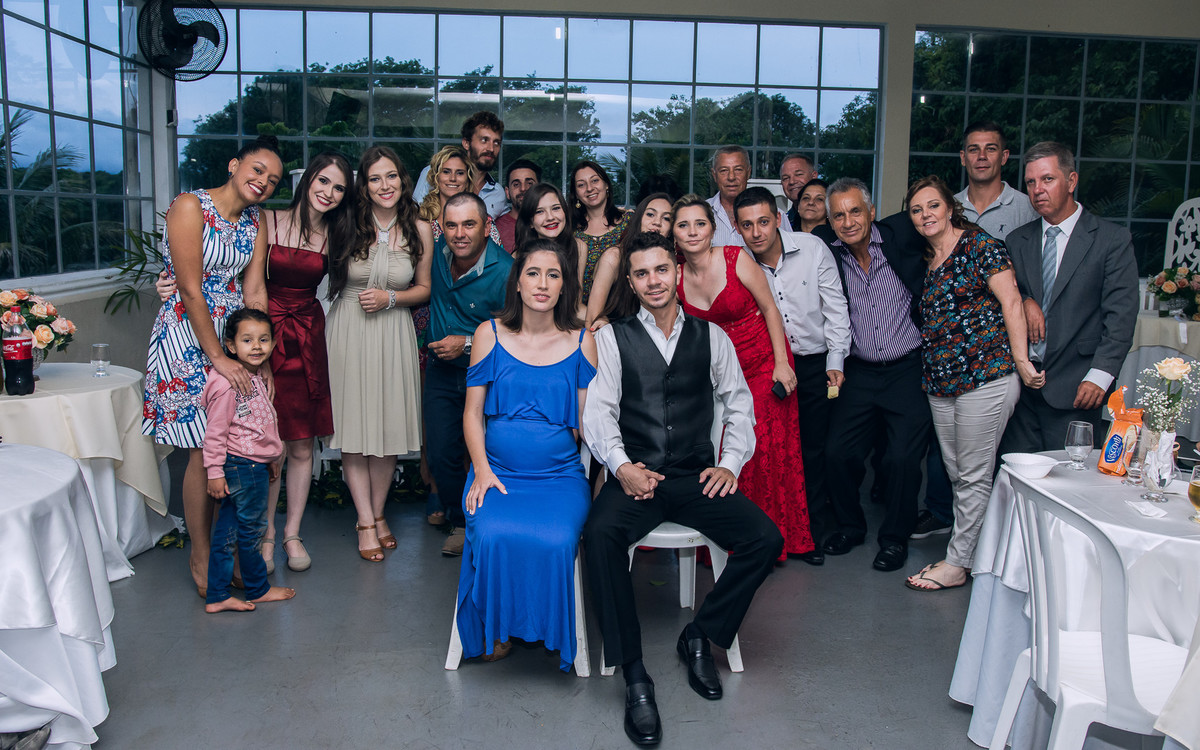 Retrato de família feito durante festa de casamento